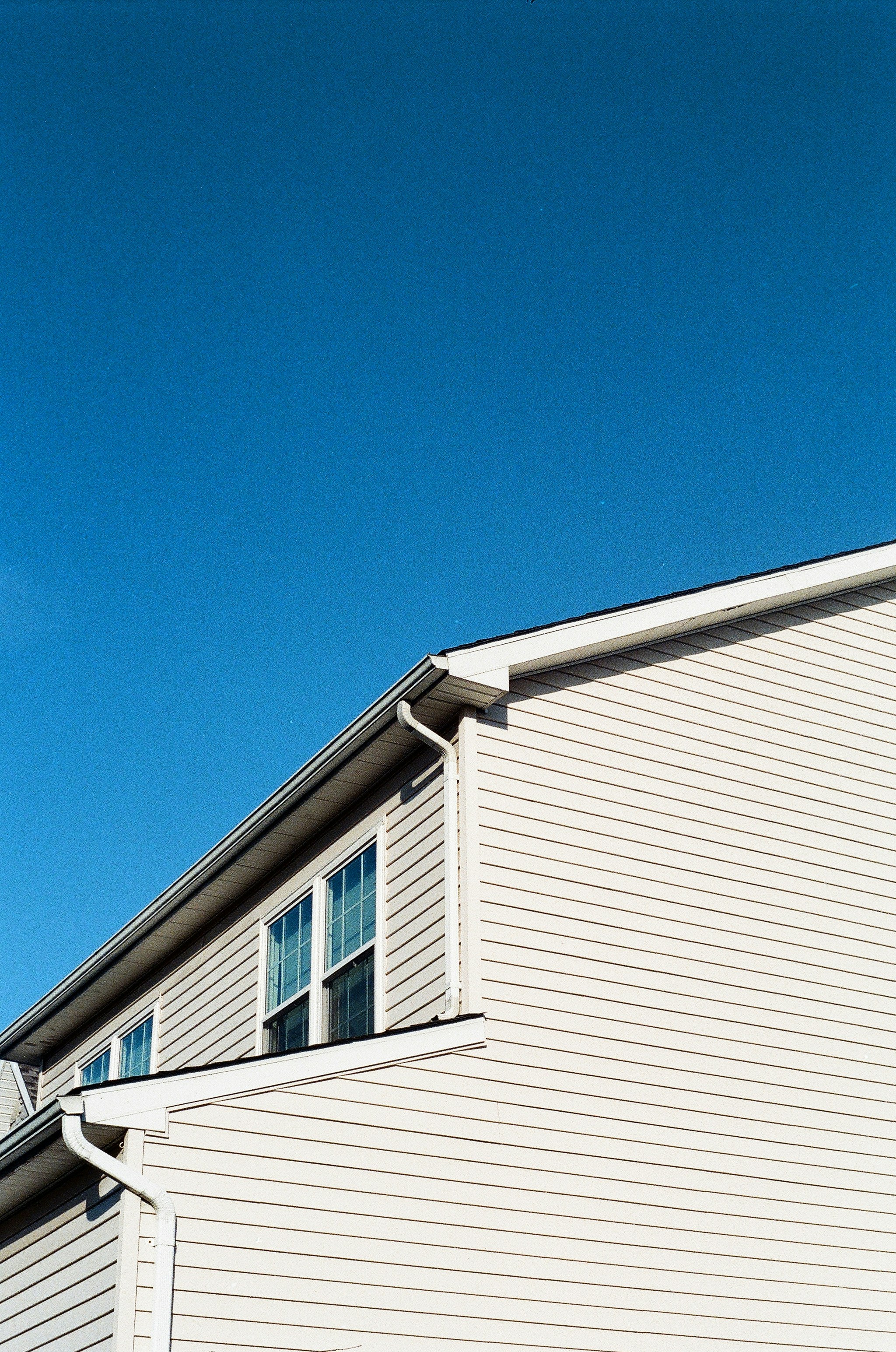 Clean white vinyl siding on a Virginia home