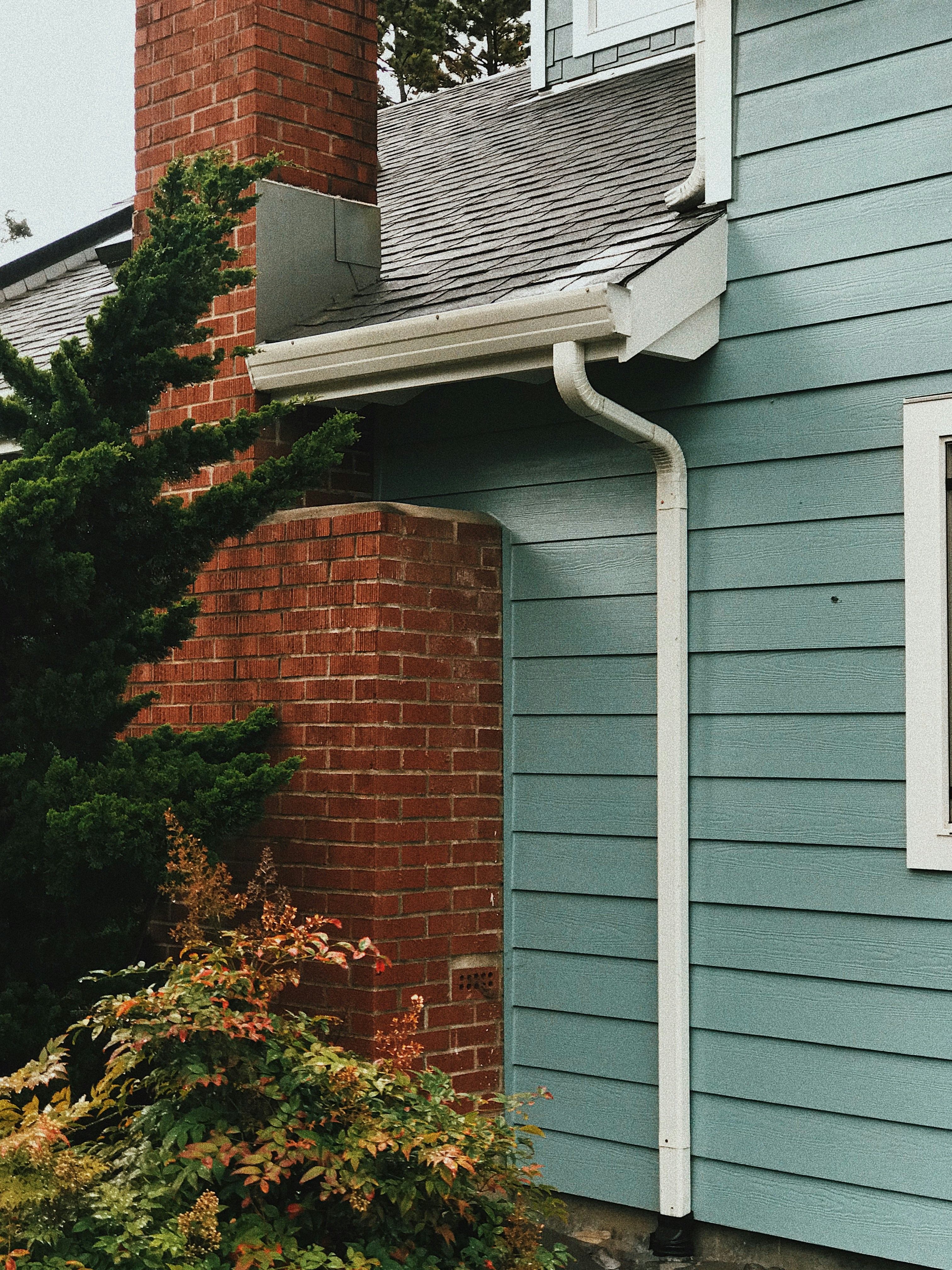 Seamless aluminum gutter and downspout